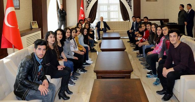 'Onuncu köy' tiyatro topluluğu Vali Toprak'ı ziyaret etti