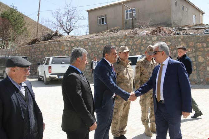 Vali Toprak Bağışlı köyünü ziyaret etti