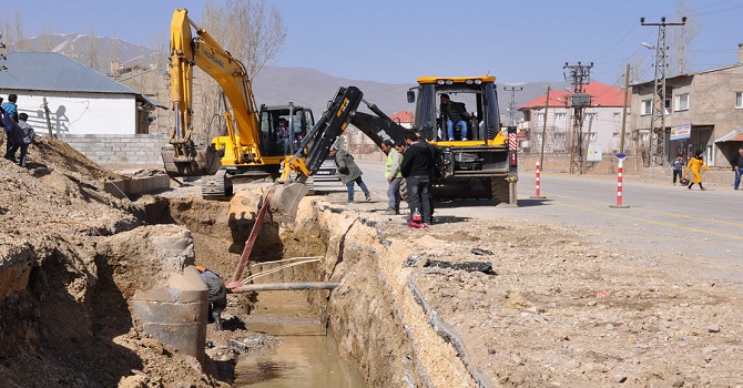 Yüksekova'da alt yapı isale hattı zarar gördü...4 gün su kesintisi yaşanacak