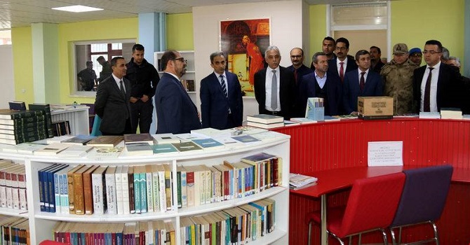 Hakkari Türk Telekom Sosyal Bilimler Lisesi’nde "Diyanet Yayınları Köşesi" oluşturuldu