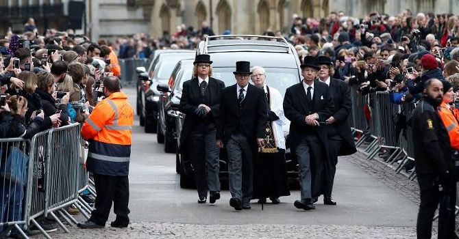 Hawking’i son yolculuğuna binlerce kişi uğurladı
