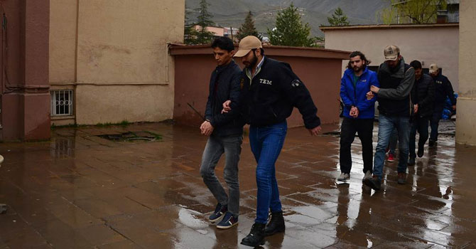 Hakkari'de 9 kişi FETÖ'den tutuklandı