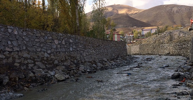 Hakkari'de Projeye uygun yapılmadığı iddia edilen duvar çöktü