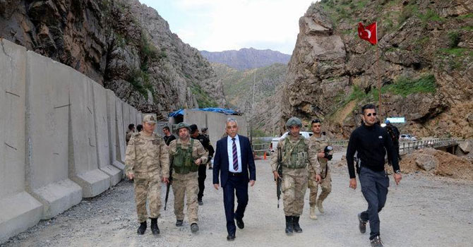 Vali Toprak Şine bölgesindeki askerleri ziyaret etti