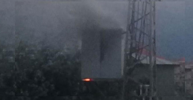 Derecik'te patlayan elektrik trafosu alev aldı