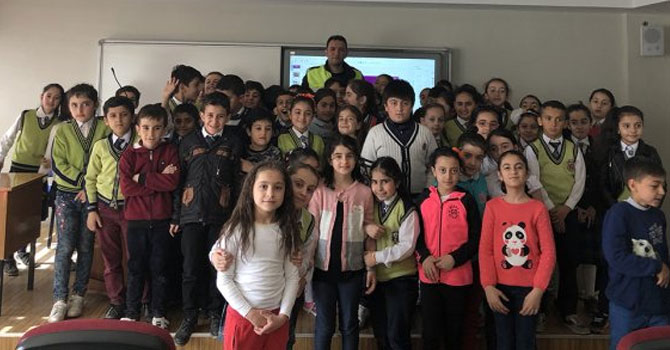 Polisten Hakkarili çocuklara trafik eğitimi