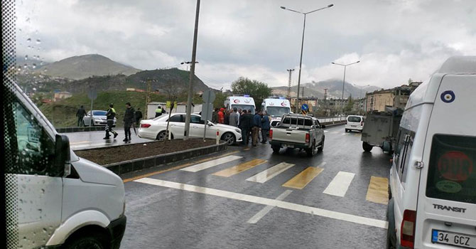 Hakkari'de iki araç kafa kafaya çarpıştı