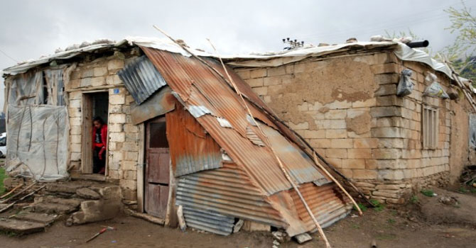 Derme çatma evde korku içerisinde yaşam