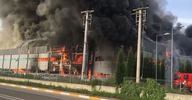 Mobilya fabrikası çıkan yangında küle döndü