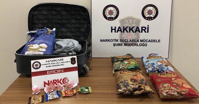 Havalimanında yolcu valizinde 8 kilo 426 gram eroin ele geçirildi