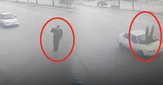 Eski Hakkari Vali'sine selam veren polise otomobil çarptı