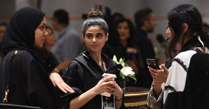 Suudi Arabistan'da kadınlara özel moda haftası