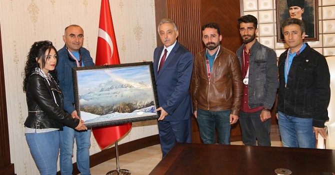 Rafting şampiyonları Vali Toprak'ı ziyaret etti