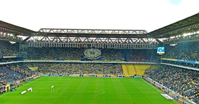 Kadıköy karıştı, derbi yarıda kaldı: Maç tatil edildi