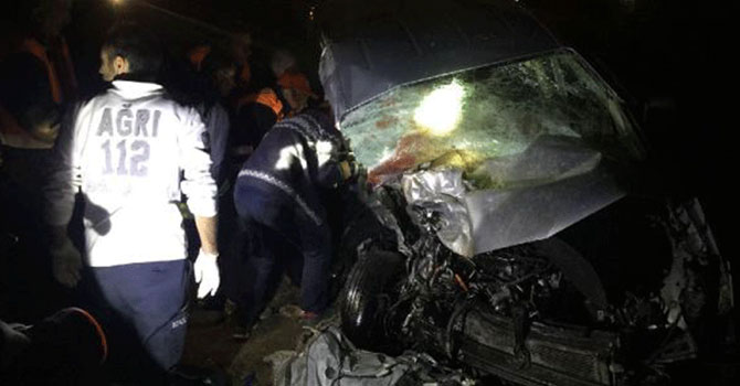 Doğubayazıt'ta feci kaza: 4 ölü, 3 yaralı
