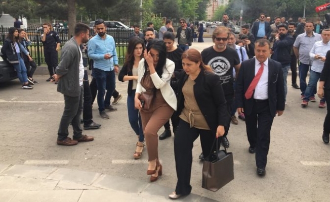 Öğretmen Ayşe Çelik 6 aylık kızı ile cezaevine girdi