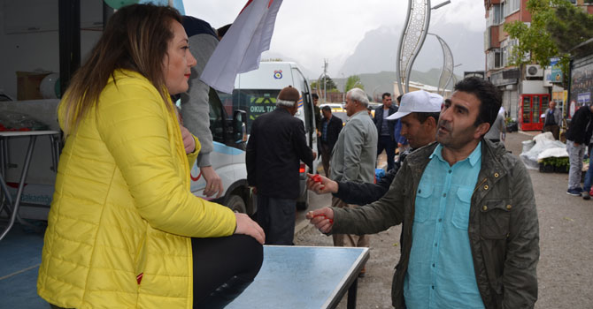 Hakkari'de mobil araçta aşının faydaları anlatıldı