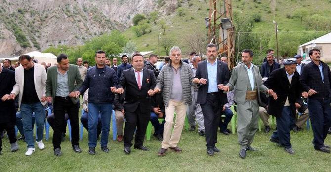 Vali Toprak vatandaşların düğününe katıldı