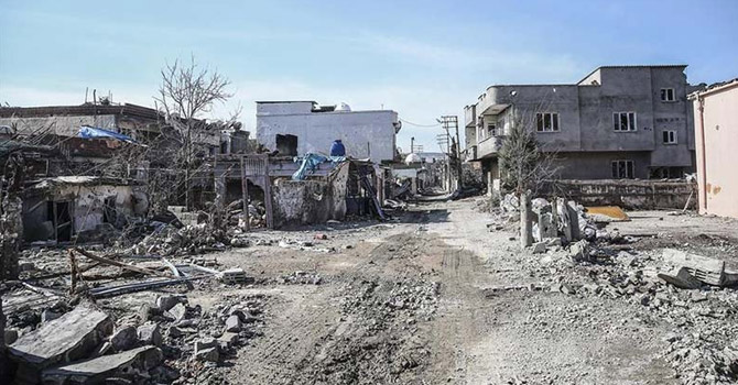 Cizre'de iki katlı ev çöktü: 2 ölü, 11 yaralı