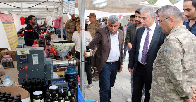 Vali Toprak 'Yöresel Tatlar' fuarını gezdi