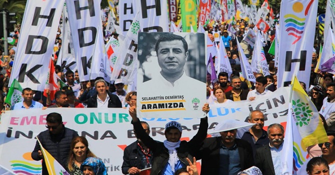 Adaylığı resmen açıklanan Selahattin Demirtaş'tan ilk mesaj