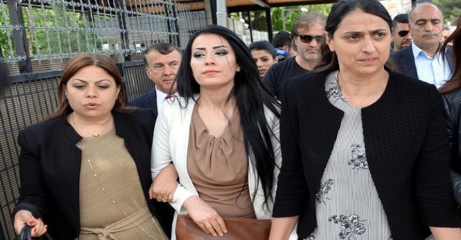 Ayşe öğretmen tahliye edildi