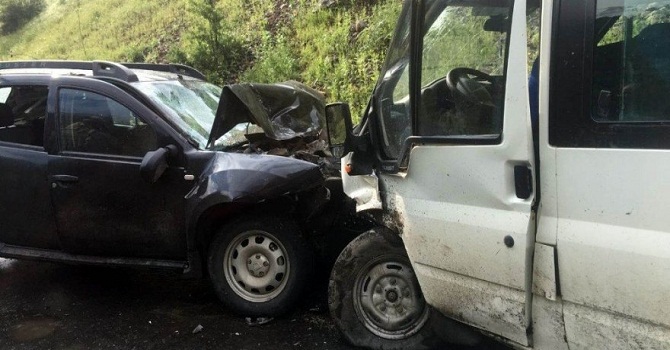 Öğrenci servisi başka bir araç ile çarpıştı: 14'ü öğrenci, 17 kişi yaralandı