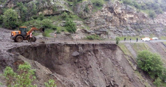 Şırnak-Hakkari karayolunda heyelan