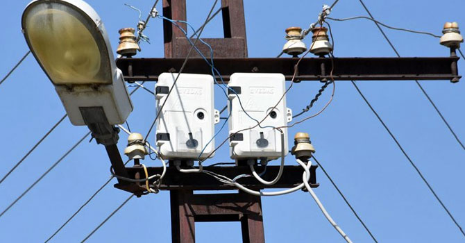 Sayacı direğe çıkartmaya çalışan işçi, elektrik akımına kapılarak düştü