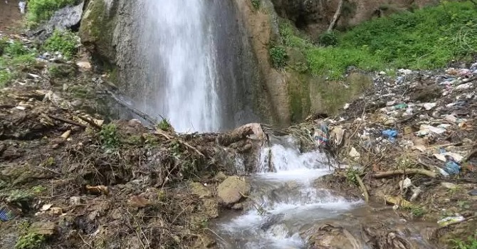 Şemdinli'de Çöpten geçilmeyen şelale!