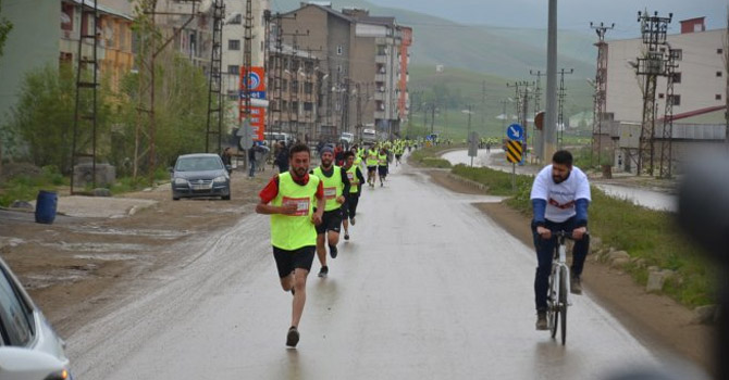 Yüksekova'da 2 bin kişi maratonda ter döktü