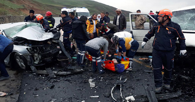 Erzurum'da feci kaza: 5 ölü, 10 yaralı