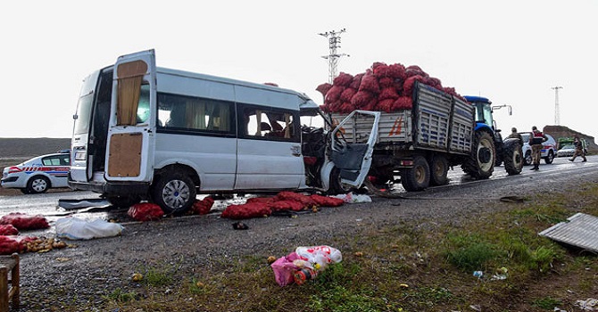 Minibüs traktörle çarpıştı: 2 ölü, 1'i ağır 10 yaralı