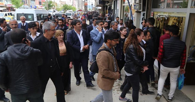 HDP Aday adayları Yüksekova esnafını ziyaret etti