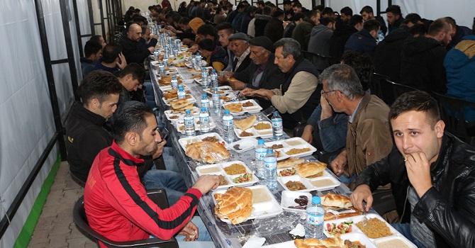 Türkiye'de İlk İftar Hakkari'de Açıldı