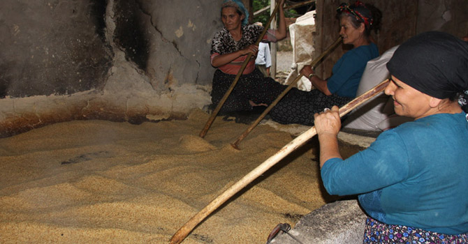 Asırlık taş değirmen ramazan tahini için dönüyor