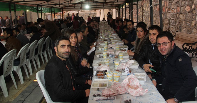 Başkale Belediyesinin iftar çadırına yoğun ilgi