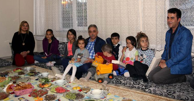 Vali Toprak iftarda vatandaşa konuk oldu