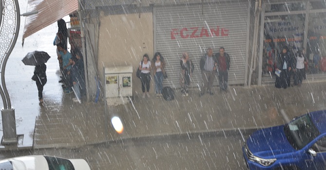 Hakkari'de sağanak yağış