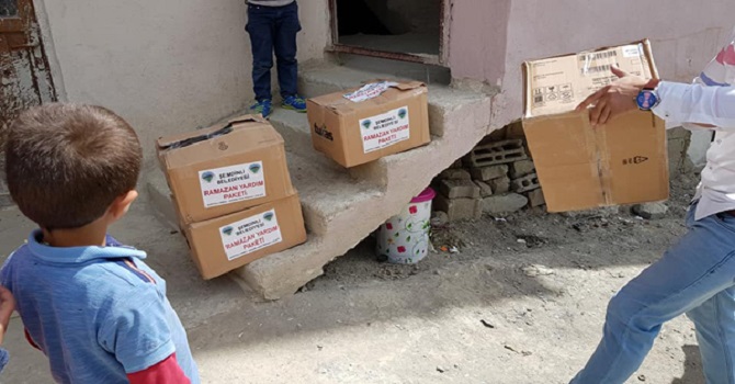 Şemdinli Belediyesi'nde ihtiyaç sahibi 400 aileye Ramazan yardımı