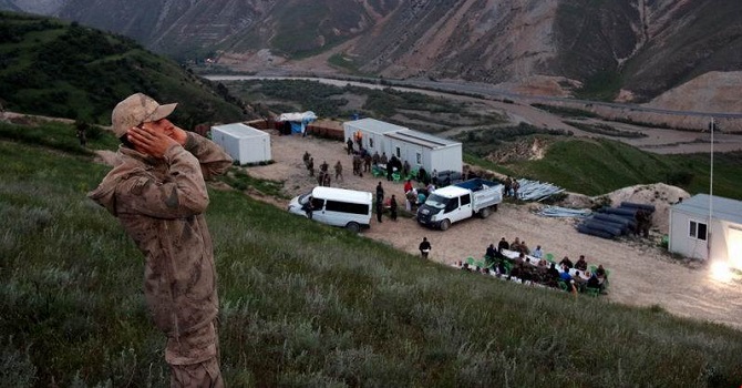 Vali ve köylüler, Bin 565 rakımda Asker ezanı ile iftarı açtı