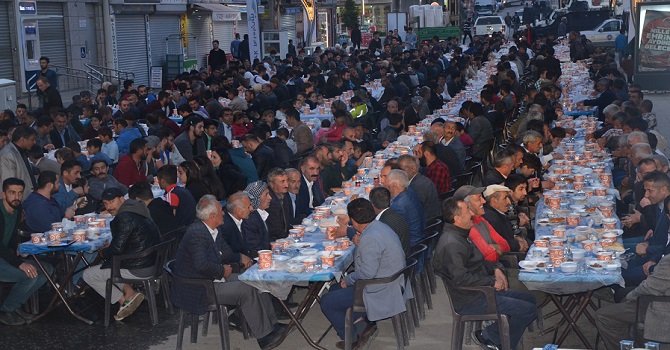 VEDAŞ ve VEPSAŞ'tan bin kişiye iftar yemeği verdi