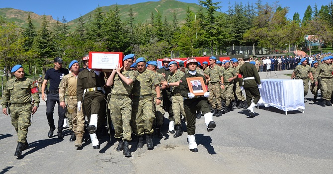 Hakkari'de Şehit askerler için tören düzenlendi