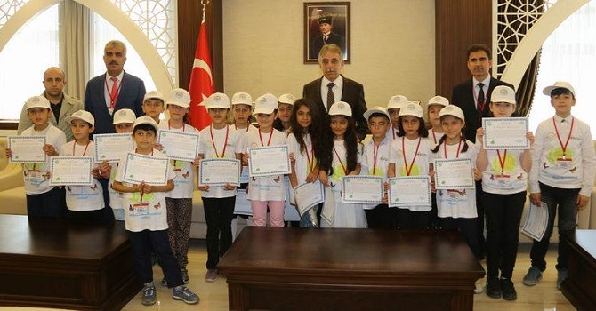 Hakkari'de Tarım Kampına katılan öğrenciler Vali toprakı ziyaret etti