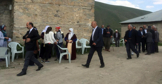 Kapı kapı dolaşıp Demirtaş’ın selamını iletiyorlar