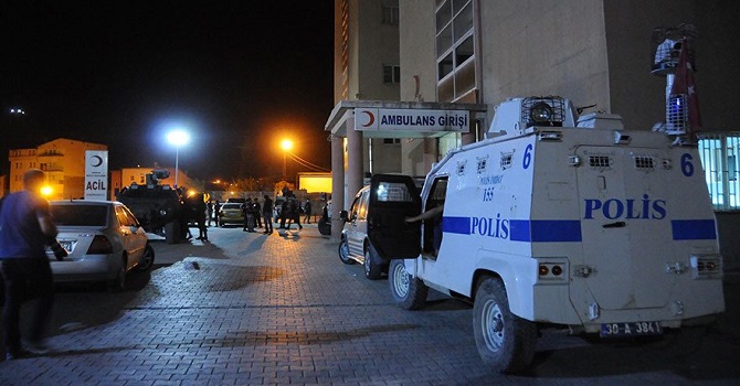 Hakkari'de yol kontrolü sağlayan askerlere saldırı: 3 şehit 1 yaralı