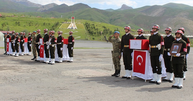 Hakkari'de Şehit askerler için tören düzenlendi