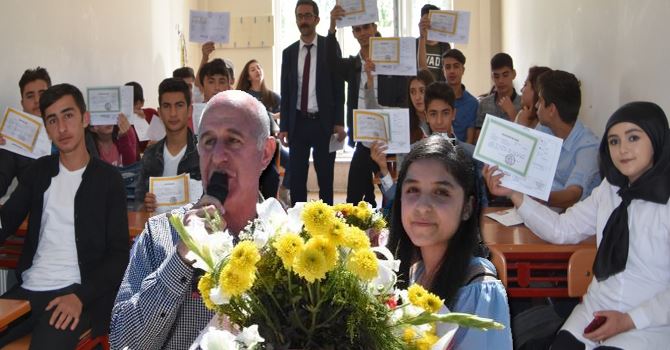 Van ve Adilcevaz'da 319 bin 500 öğrenci karne heyecanı yaşadı