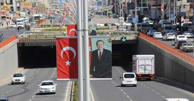 Diyarbakır'da Erdoğan'ın posterleri kaldırılıyor