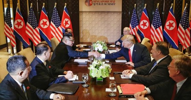 Trump ve Kim tarihi zirvede el sıkıştı